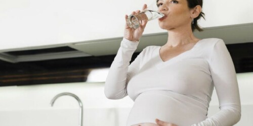 ¿Por qué sientes tanta sed en el embarazo?