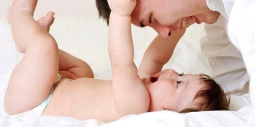 ¿Por qué dice “pa-pá” antes que “ma-má”?