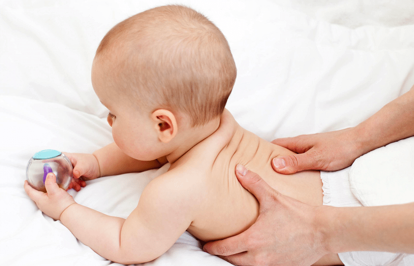 Los beneficios del masaje a un bebé