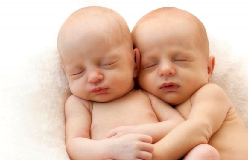 Cómo amamantar a los gemelos