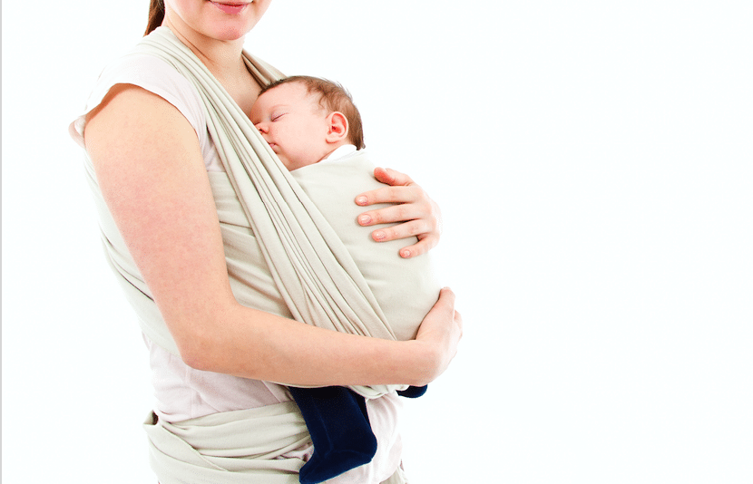 Cargar a tu bebé con rebozo: beneficios y posiciones