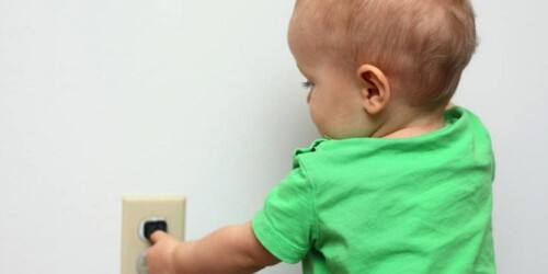 Qué hacer si recibe una descarga eléctrica