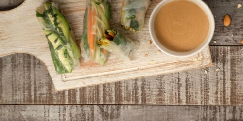 Spring rolls de verduras con salsa de cacahuate