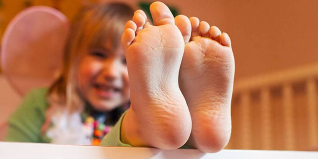 Mal olor de pies en niños, ¿qué hacer?