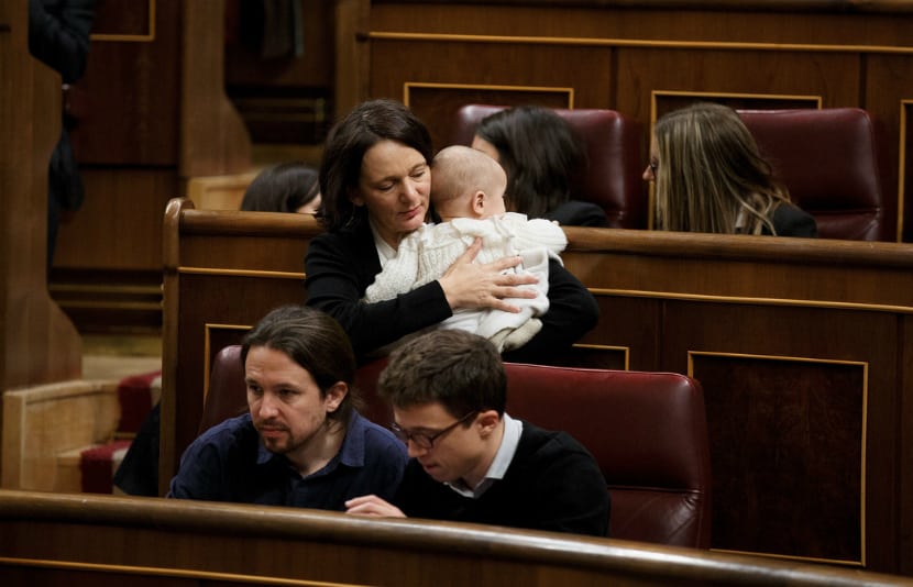 Critican a diputada por llevar a su bebé al congreso