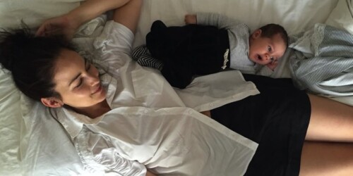 Mamás mexicanas cuidan 10 años más a sus hijos que los hombres