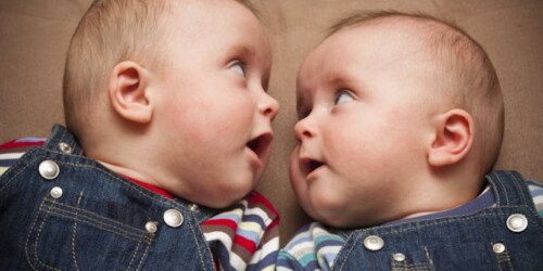 6 errores que hacen los papás de gemelos