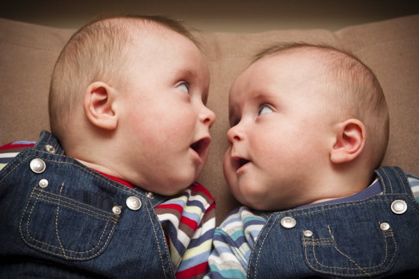 6 errores que hacen los papás de gemelos