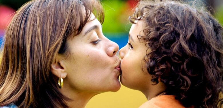 besar a niño en la boca