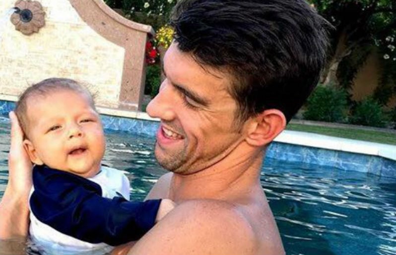 Michael Phelps y su medalla al mejor papá