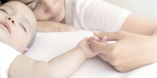 Los bebés sí deben dormir junto a sus padres