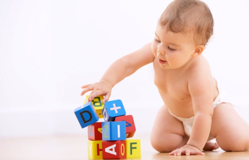 ¿Qué sentido usa más un bebé para aprender?