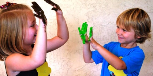 Así puedes criar niños más generosos y compasivos