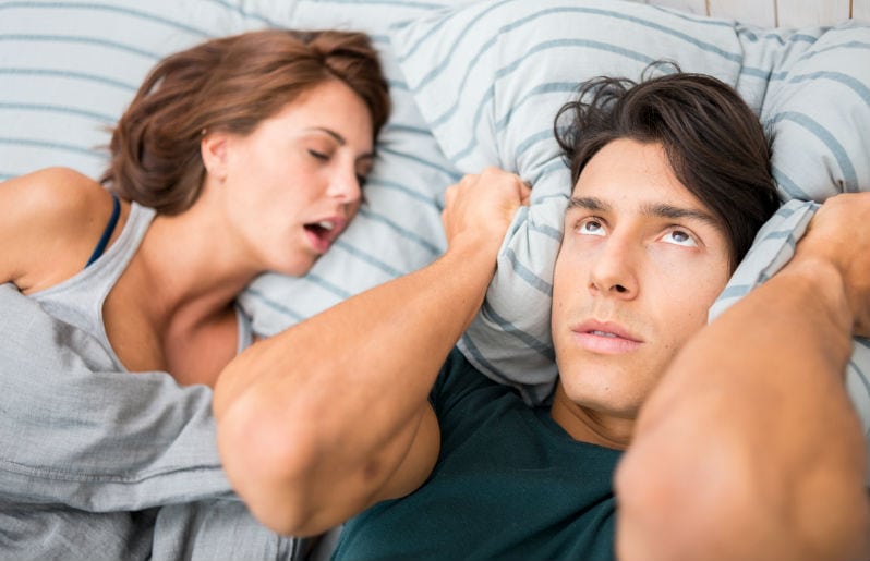 ¿Mujeres necesitan dormir más que los hombres?