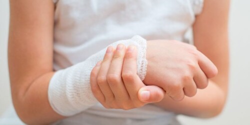 Así debes reaccionar si un niño se fractura