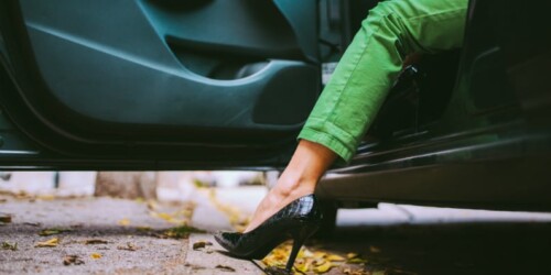 La razón por la que no debes conducir con tacones