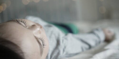 Este es el lugar más riesgoso para dormir a un bebé