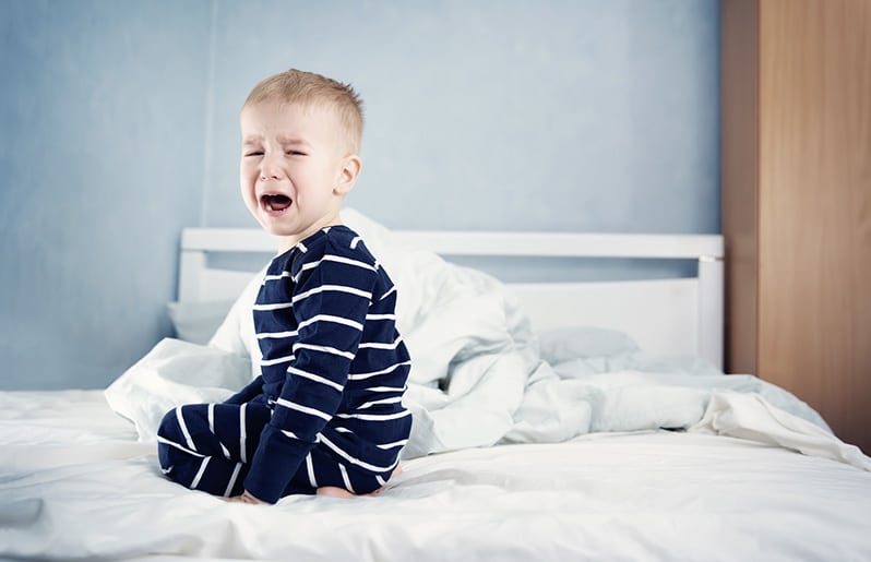Qué hacer si mi hijo se orina en la cama