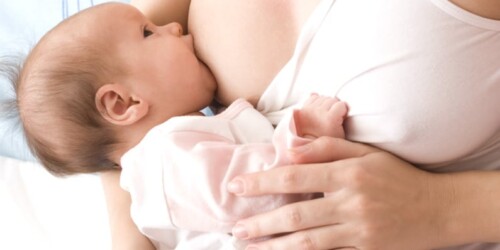 4 pasos para enganchar a tu bebé al pecho