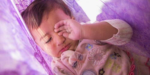 Dejar dormir a tus hijos los protege contra la obesidad