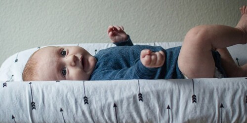 ¿Por qué la popó de mi bebé es verde?