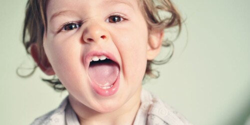 ¿Por qué mi hijo rechina los dientes?