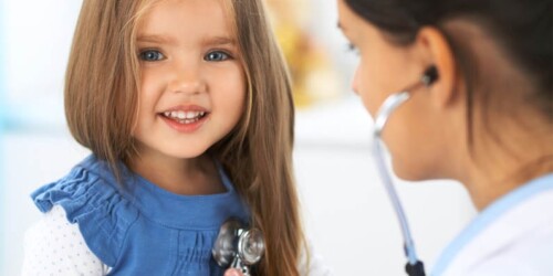 Operan del corazón a una niña y a su muñeca favorita
