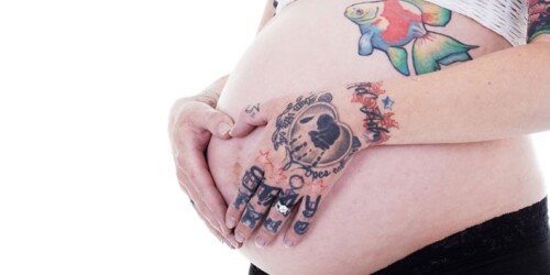 ¿Me puedo tatuar durante el embarazo?