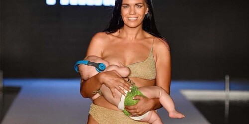 Modelo de Sports Illustrated desfila mientras amamanta