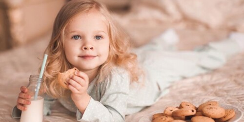 Riesgos de que tu hijo coma acostado