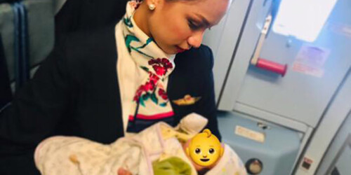 Azafata amamanta a un bebé que no es suyo y se convierte en heroína