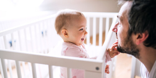 A esta edad los bebés distinguen la risa de sus papás