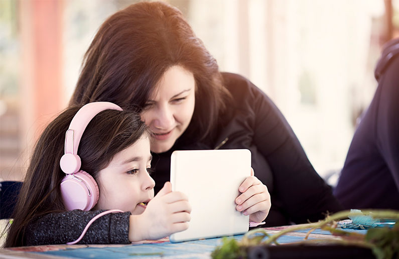 Los peligros de que tu hijo abuse del uso de los audífonos