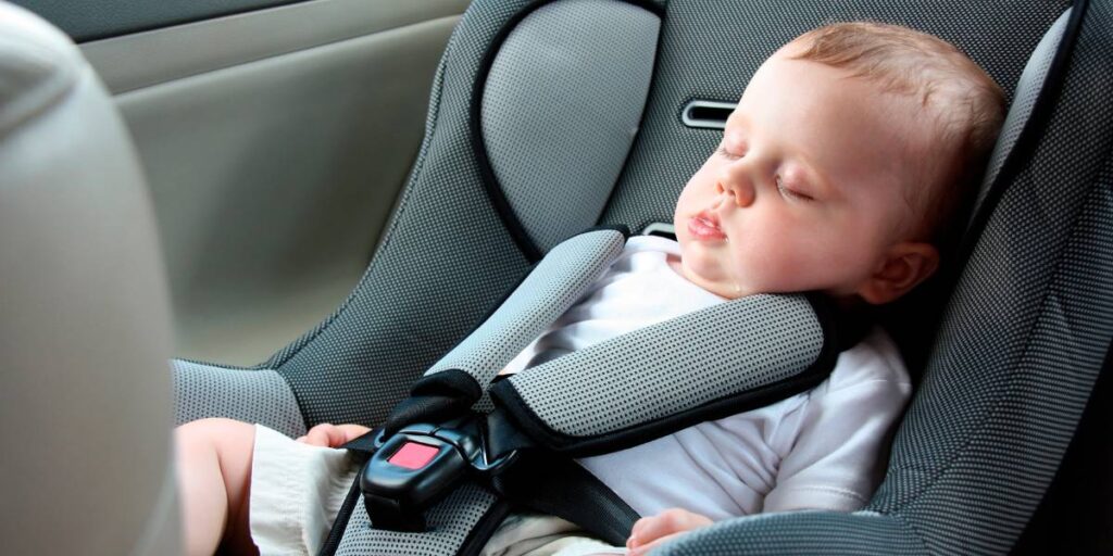 ¿Por qué no dejar dormido a tu bebé en la silla del auto?