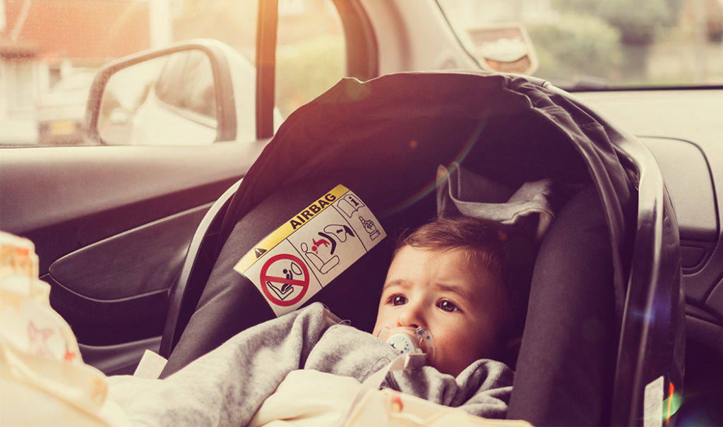 ¿Por qué no dejar dormido a tu bebé en la silla del auto?