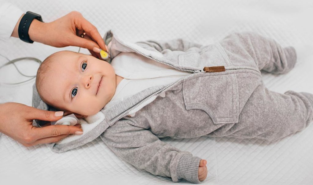 El implante coclear y los cuidados del oído de tu bebé