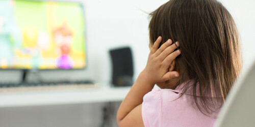 ¿Qué hacer si mi hijo se metió algo en el oído?