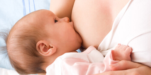 ¿Cómo puedo saber si mi bebé con lactancia materna exclusiva está bien alimentado?