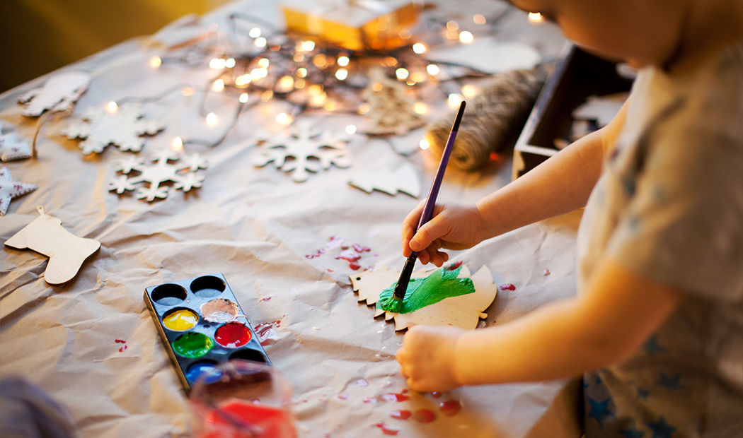 Manualidades navideñas para desarrollar la motricidad fina de tu hijo