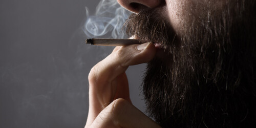 ¿Corre riesgo un bebé si el papá fuma marihuana?
