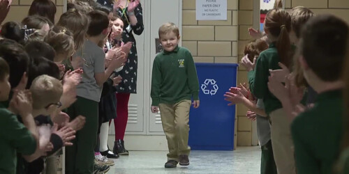 Niño es ovacionado en su escuela por sobrevivir al cáncer