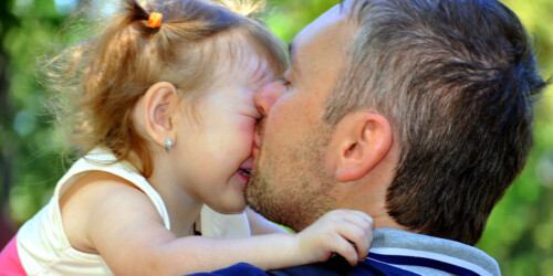 Afecto forzado: obligar a tu hijo a dar besos los hace vulnerables