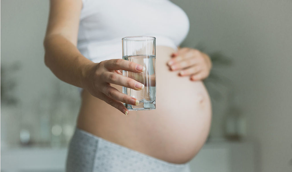 ¿Por qué da mucha sed durante el embarazo?