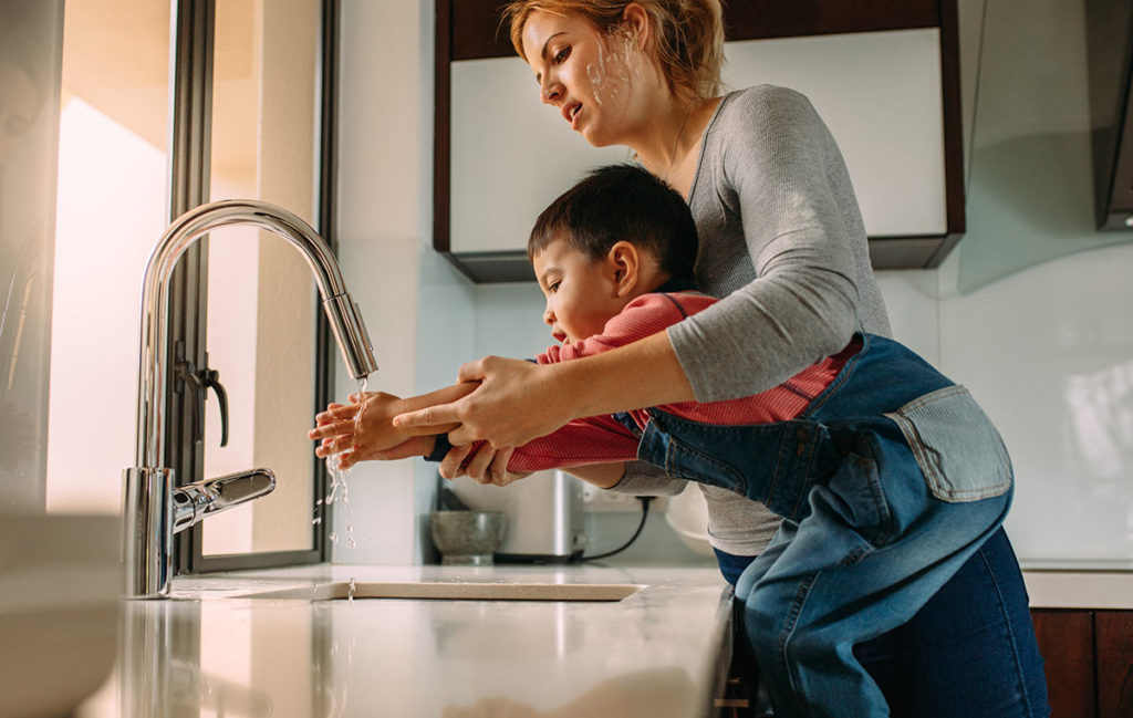 ¿Qué hago si a mi hijo no le gusta lavarse las manos?