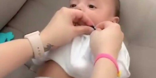 El famoso truco de mamá para cambiar el pañal sin que el bebé se mueva
