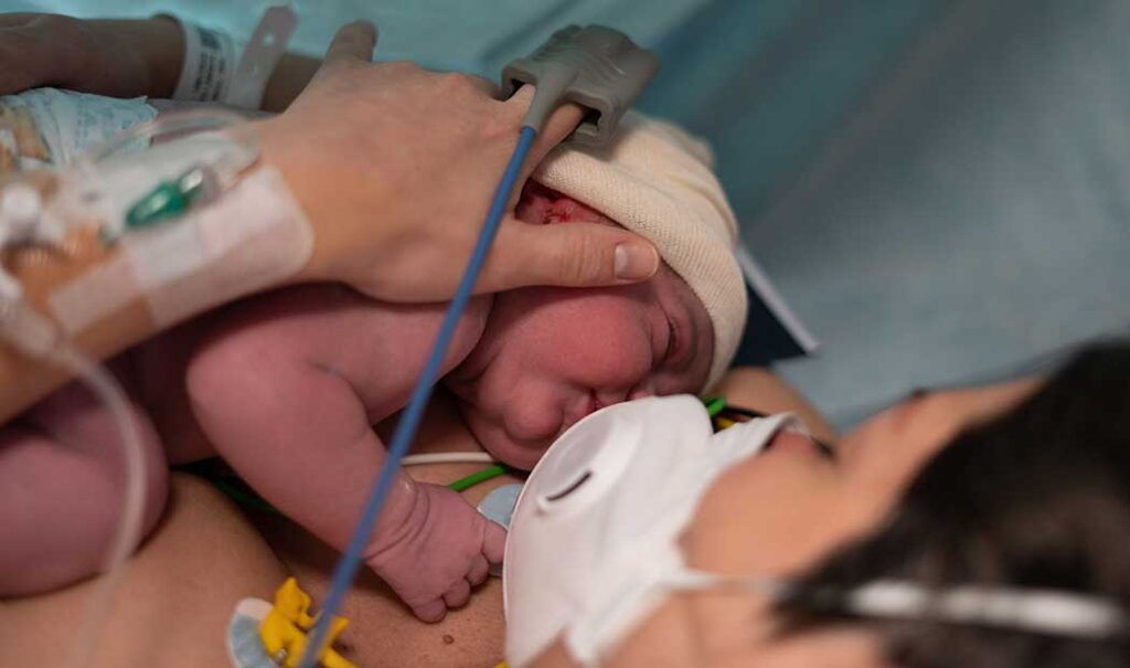 COVID-19: Confirman un caso de transmisión de mamá a bebé por la placenta