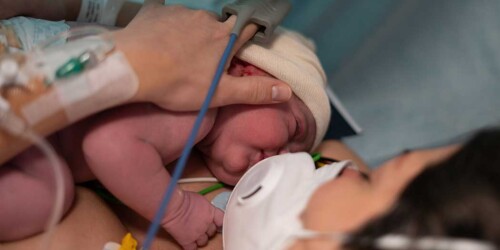 COVID-19: Confirman un caso de transmisión de mamá a bebé por la placenta