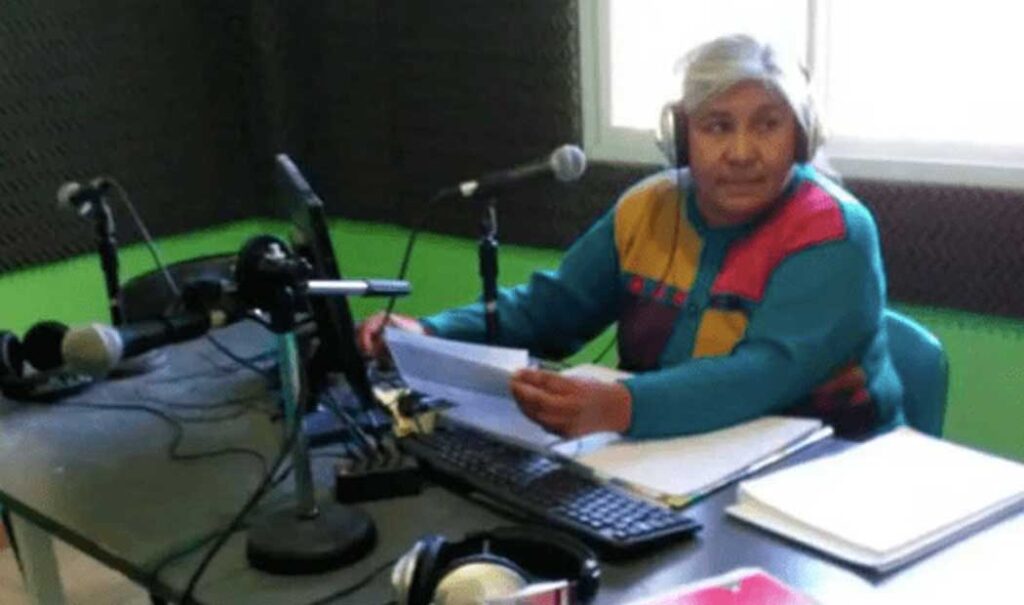 Maestra reconocida por usar radio comunitaria para dar clases a alumnos sin internet
