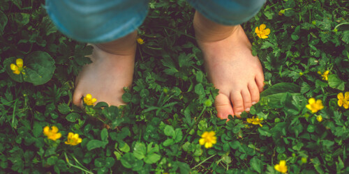 ¿Por qué es bueno que los niños anden descalzos?