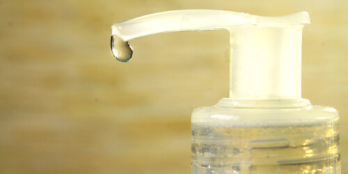 ¿Qué ingredientes debe tener un buen gel antibacterial?